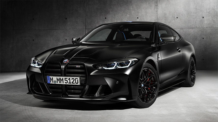 BMW M4 Competition Edition x KITH G82 2020, вид збоку в три чверті на сірому тлі