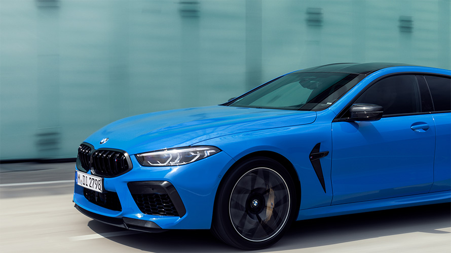 BMW M8 Competition Coupé F92 2019 BMW Individual Voodoo Blue вид збоку в три чверті при русі