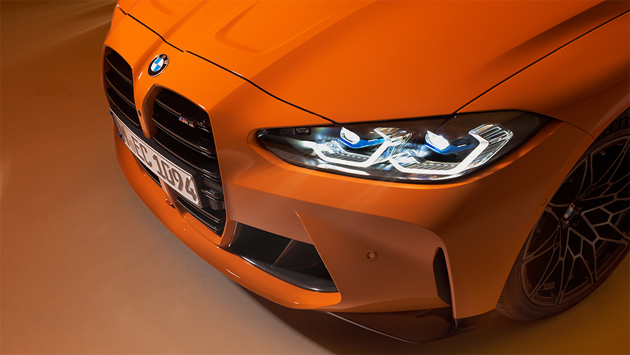 BMW M4 Competition Coupé G82 2021 BMW Individual Fire Orange вид спереду в три чверті великим планом з видом зверху
