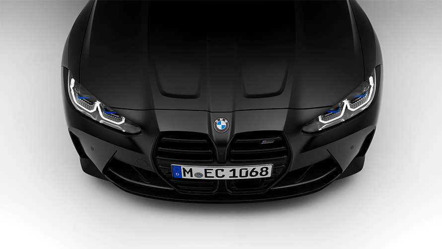 BMW M4 Competition Coupé G82 2021 BMW Individual Frozen Black metallic, вид спереду стоячи в потоці зверху