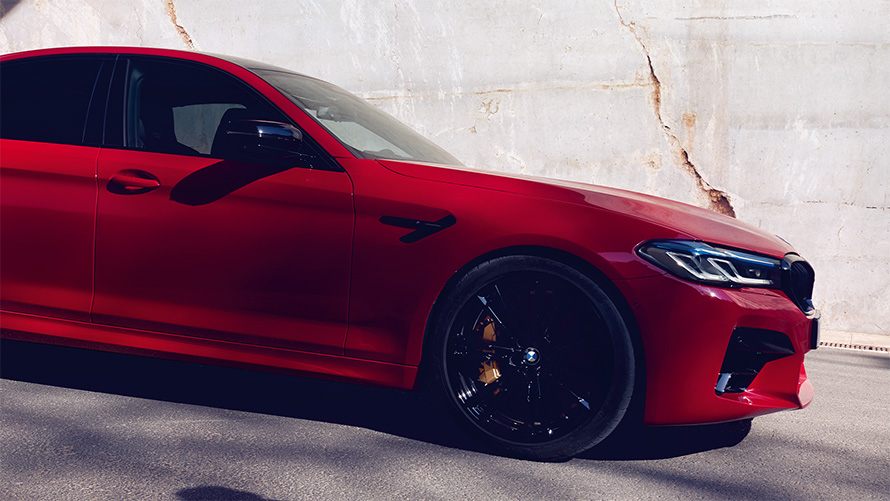 BMW M5 Competition F90 2018 BMW Individual Imola Red, вид збоку стоячи в потоці