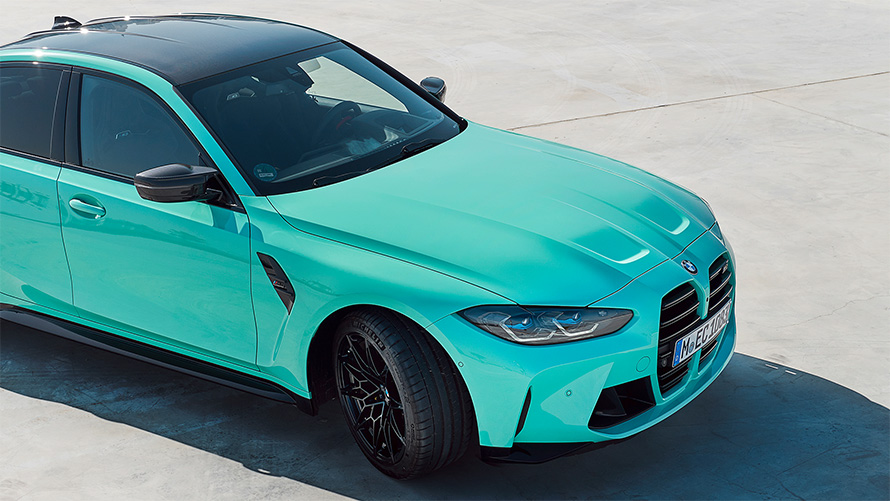 BMW M3 Sedan G80 2021 BMW Individual Mint Green, вид збоку в три чверті стоячи в розрізі зверху