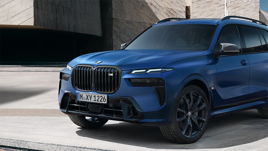 BMW X7 M60i xDrive G07 LCI BMW Individual Frozen Marina Bay Blue metallic вид спереду три чверті стоїть