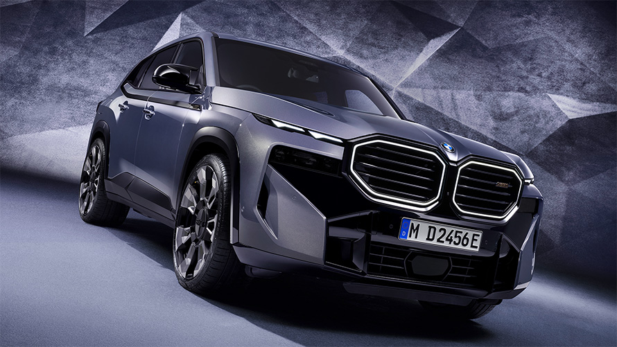 BMW XM G09 2022 BMW Individual Sepia metallic три чверті вигляд спереду стоїть у розрізі