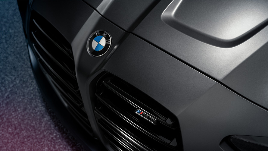 BMW M4 Competition Coupé G82 2021 Frozen Dark Grey metallic, вид спереду стоячи в розрізі зверху великим планом BMW M4 Competition Coupé G82 2021 Frozen Dark Grey metallic, вид спереду стоячи в розрізі зверху великим планом