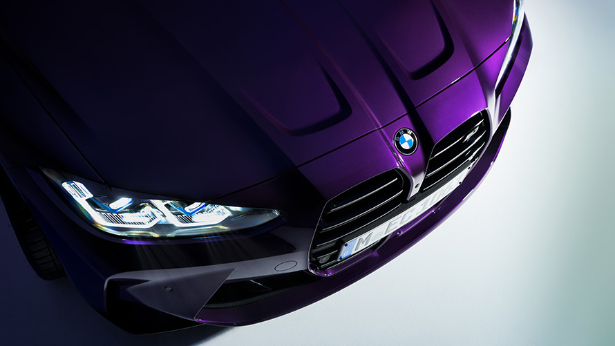 BMW M4 Competition Coupé G82 2021 BMW Individual Thundernight metallic, вид спереду в три чверті в розрізі зверху крупним планом BMW M4 Competition Coupé G82 2021 BMW Individual Thundernight metallic, вид спереду в три чверті в розрізі зверху крупним планом
