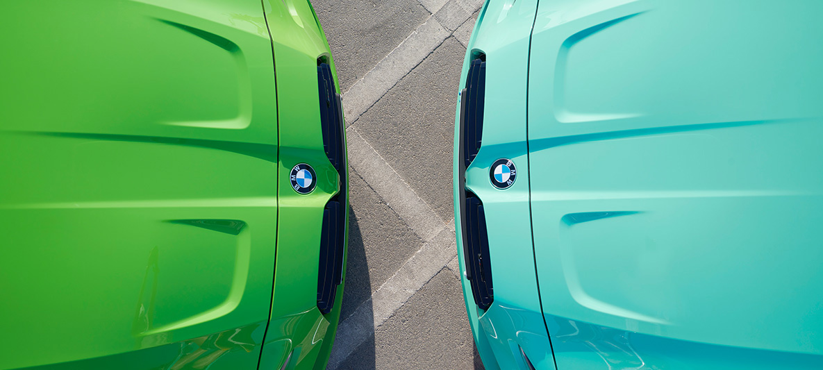 BMW M3 Седан G80 2021 BMW Individual Verde Mantis у три чверті та BMW M3 Седан G80 2021 BMW Individual Mint Green обличчям до обличчя в розрізі з висоти пташиного польоту BMW M3 Седан G80 2021 BMW Individual Verde Mantis у три чверті та BMW M3 Седан G80 2021 BMW Individual Mint Green обличчям до обличчя в розрізі великим планом з висоти пташиного польоту