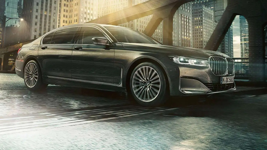 BMW M760Li xDrive Седан G11 G12 2019 у кольорі Frozen Dark Silver metallic, вид збоку в три чверті серед міста