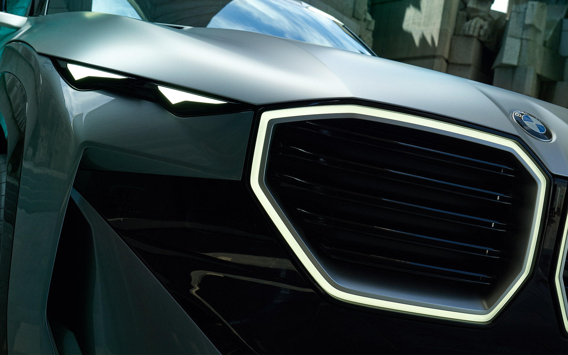 BMW Concept XM (G09), вид спереду в нерухомому стані, вид зблизька на решітку радіатора BMW Concept XM (G09), вид спереду в нерухомому стані, вид зблизька на решітку радіатора