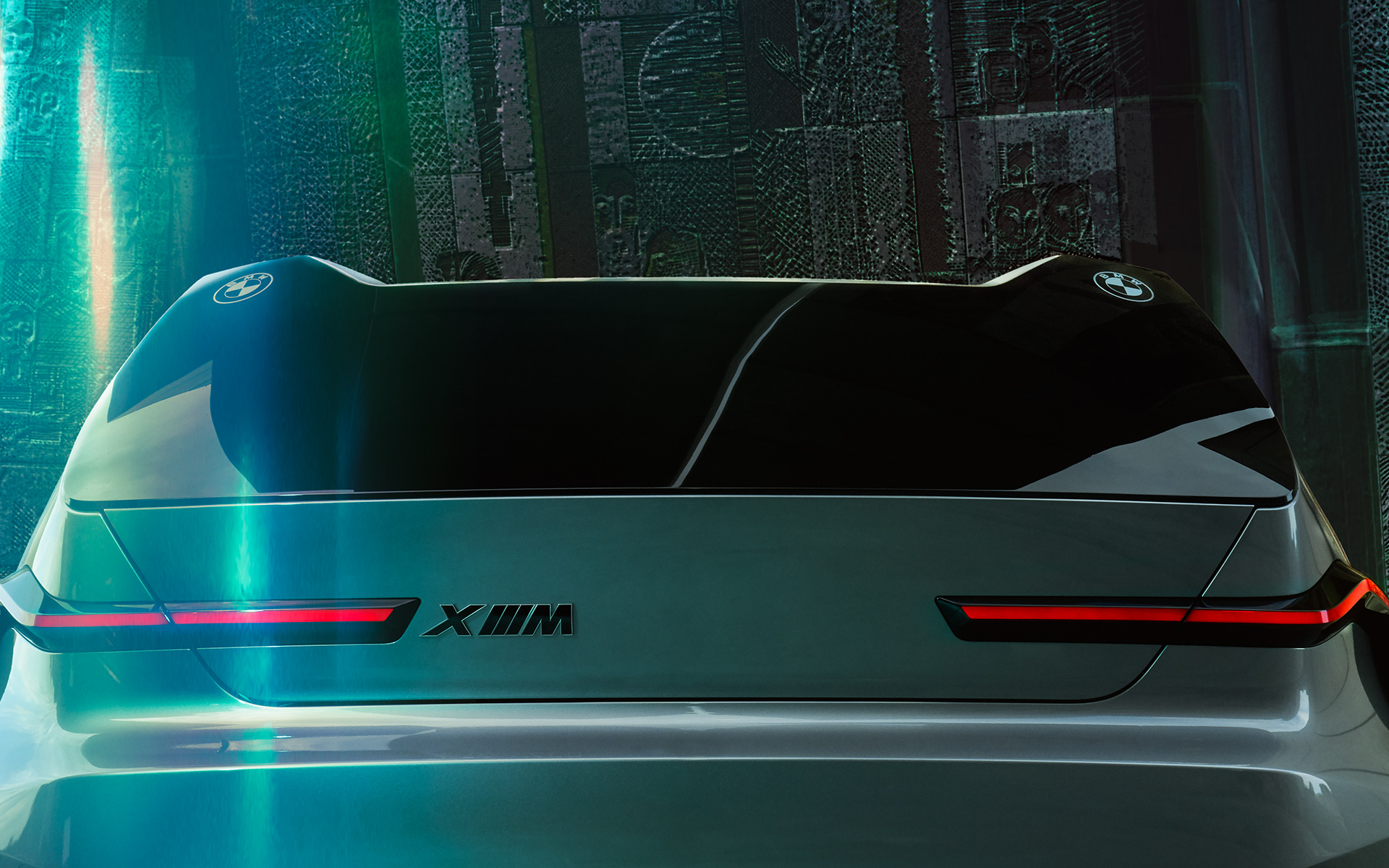 BMW Concept XM (G09), вид ззаду в нерухомому стані, вид зблизька на заднє скло BMW Concept XM (G09), вид ззаду в нерухомому стані, вид зблизька на заднє скло