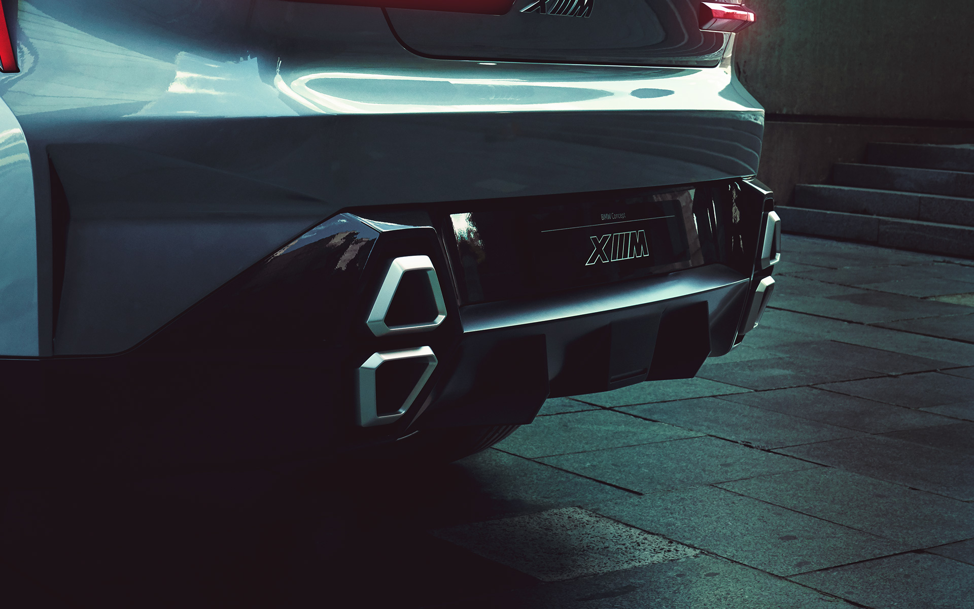 BMW Concept XM (G09), вид ззаду на три чверті в нерухомому стані, вид зблизька на вихлопні труби BMW Concept XM (G09), вид ззаду на три чверті в нерухомому стані, вид зблизька на вихлопні труби