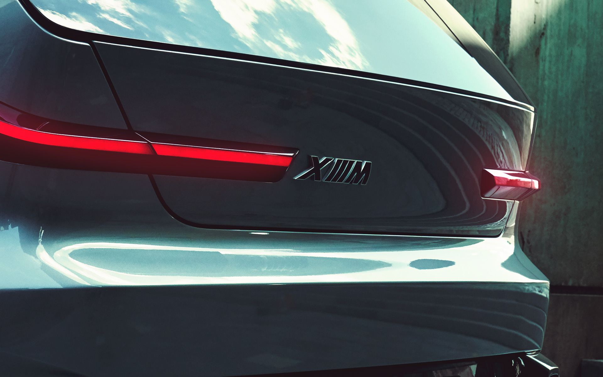 BMW Concept XM (G09), вид ззаду на три чверті в нерухомому стані, вид зблизька на логотип ХМ BMW Concept XM (G09), вид ззаду на три чверті в нерухомому стані, вид зблизька на логотип ХМ