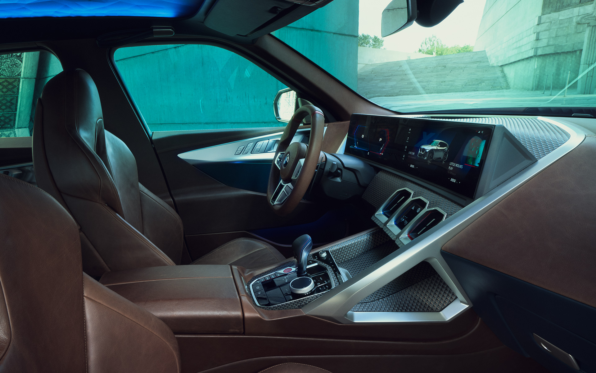 BMW Concept XM (G09), вид на інтер’єр збоку з орієнтацією на водія BMW Concept XM (G09), вид на інтер’єр збоку з орієнтацією на водія