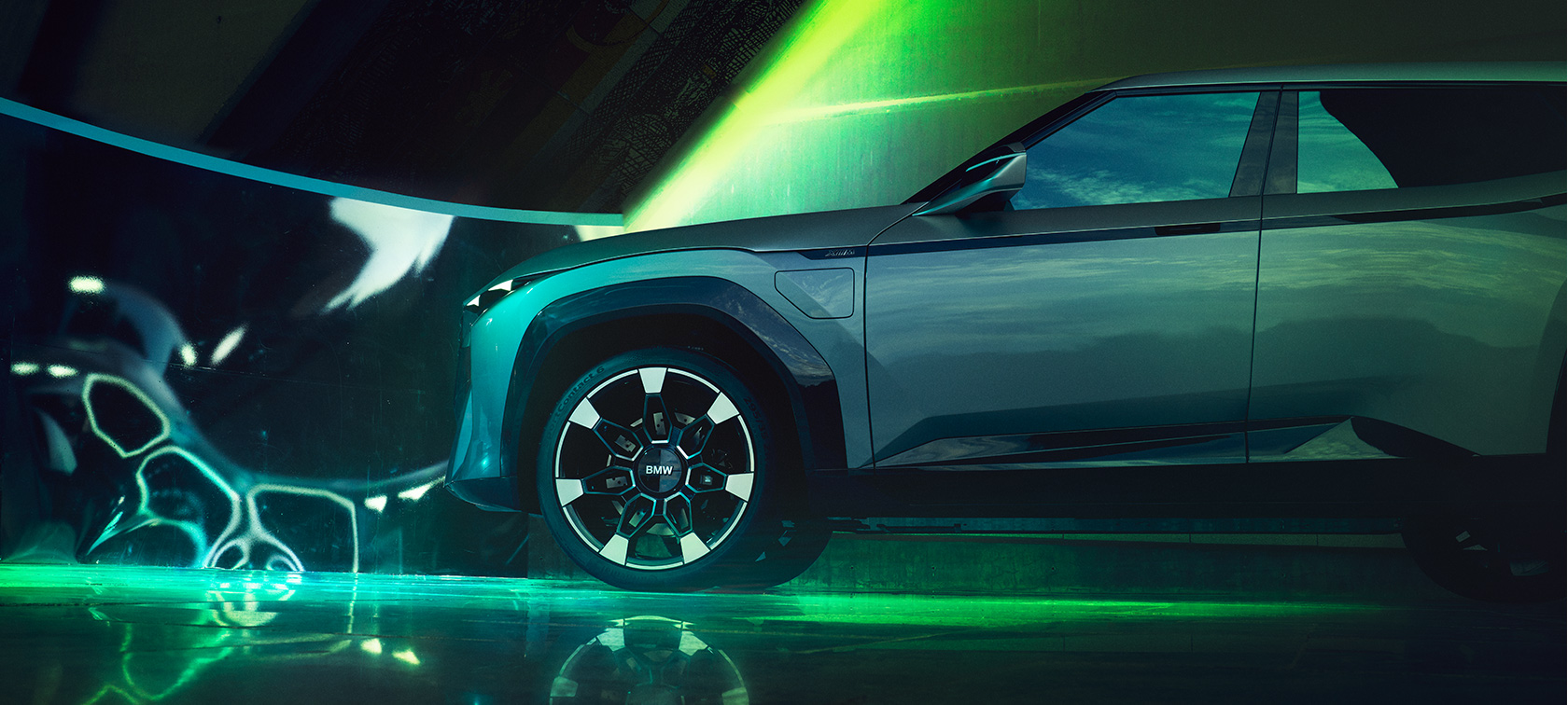 BMW Concept XM (G09), вид збоку в нерухомому стані BMW Concept XM (G09), вид збоку в нерухомому стані