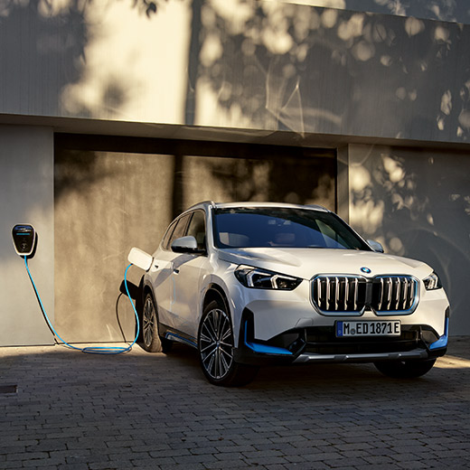 BMW iX1 U11 BEV Заряджання перед гаражем