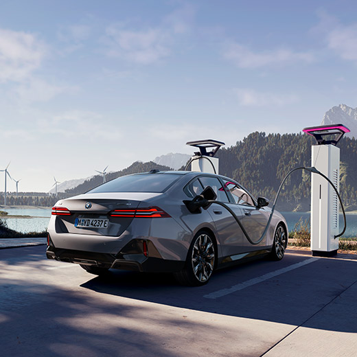 BMW i5 eDrive40 G60 на зарядній станції перед озером