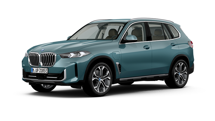 BMW X5 xDrive50e G05 вид у три чверті спереду на місці