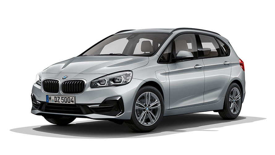 Плагін-гібрид BMW 225xe Active Tourer, вид на три чверті спереду Плагін-гібрид BMW 225xe Active Tourer у студії, вид на три чверті спереду