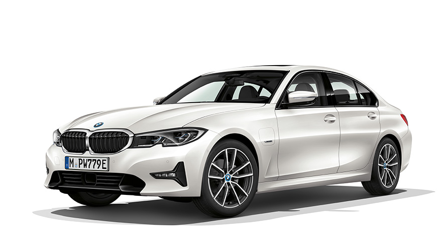 BMW 3 серії Седан плагін-гібрид з видом на три чверті спереду Плагін-гібрид BMW 3 серії Седан у студії з видом на три чверті спереду