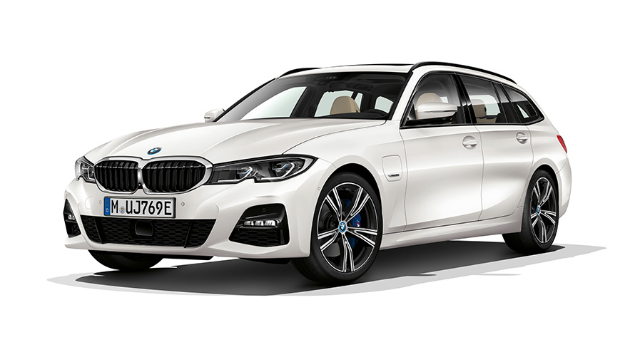 BMW 3 серії Touring плагін-гібрид з видом на три чверті спереду. Touring плагін-гібрид BMW 3 серії у студії з видом на три чверті спереду