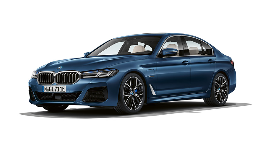 BMW 3 серії Седан плагін-гібрид з видом на три чверті спереду. Плагін-гібрид BMW 5 серії Седан у студії з видом на три чверті спереду