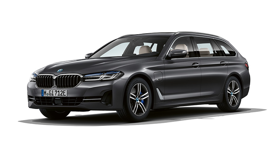 BMW 5 серії Touring плагін-гібрид з видом на три чверті спереду. Touring плагін-гібрид BMW 5 серії у студії з видом на три чверті спереду