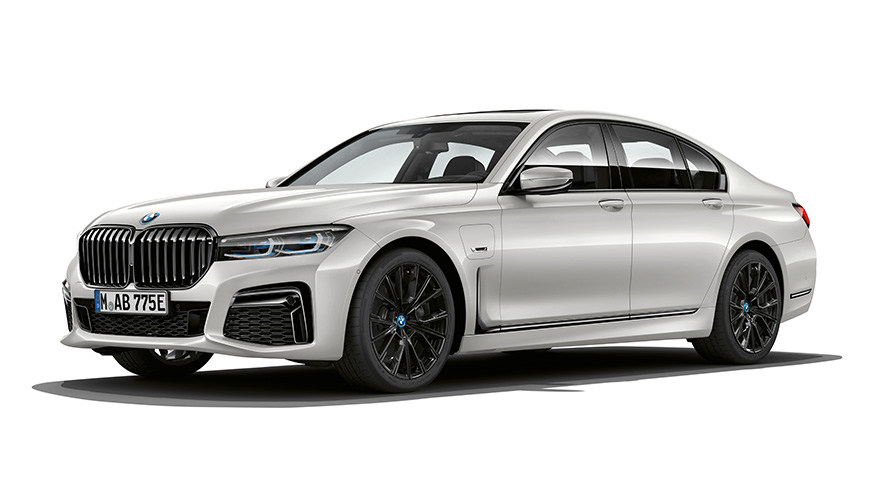 BMW 745e Седан PHEV вид на три чверті спереду BMW 745e Седан PHEV у студії, вид на три чверті спереду