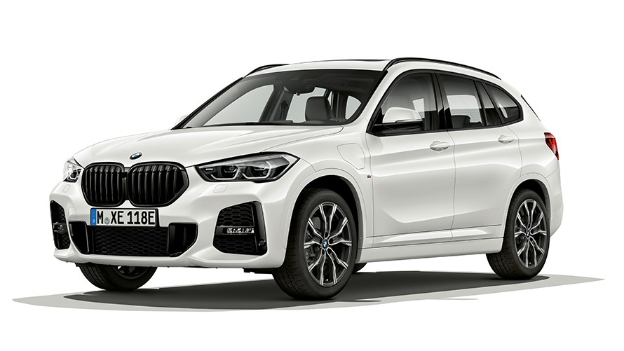 BMW X1 xDrive25e PHEV вид на три чверті спереду BMW X1 xDrive25e у студії, вид на три чверті спереду