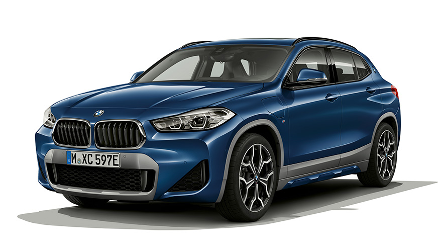 BMW X2 xDrive25e PHEV вид на три чверті спереду BMW X2 xDrive25e у студії, вид на три чверті спереду