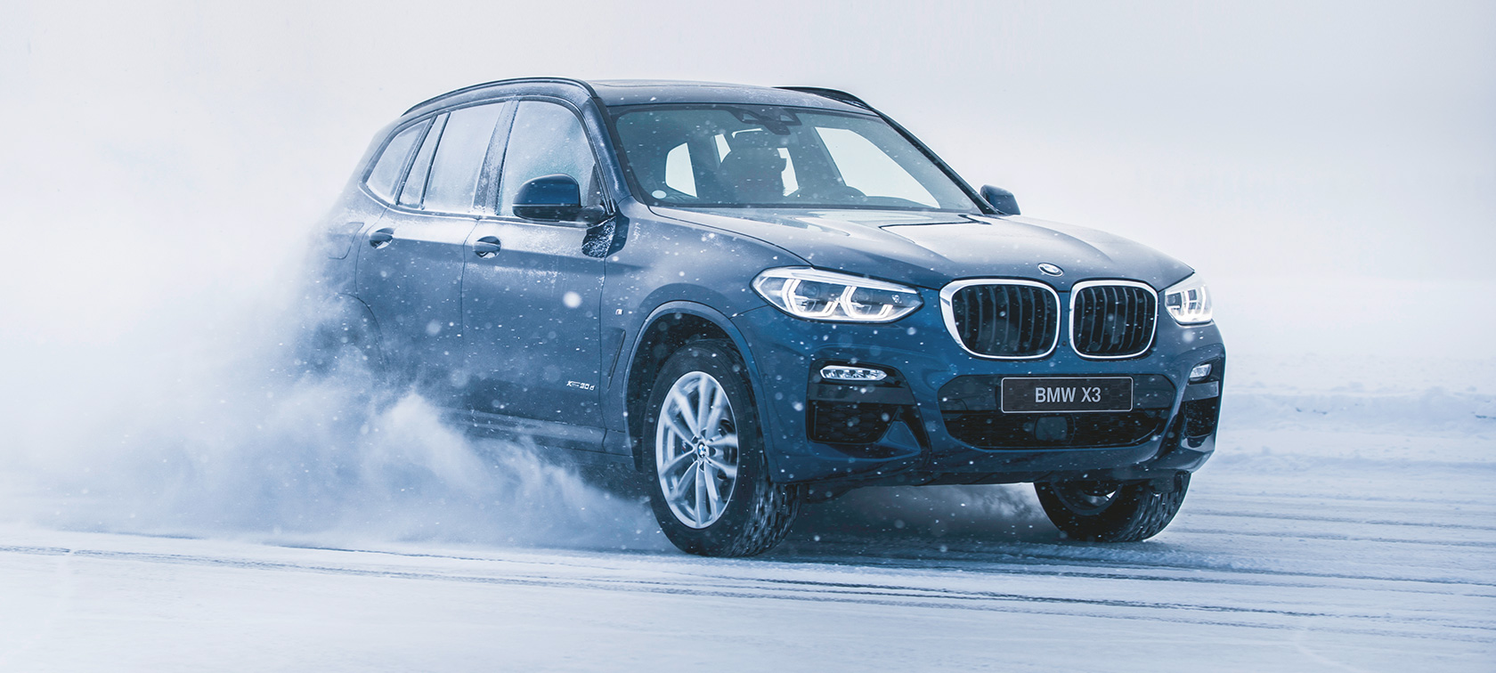 Аксесуари BMW для осені та зими BMW X3 у снігу вид на три-чверті спереду