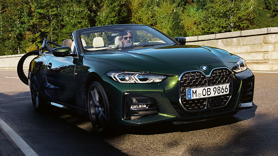 Літні колеса BMW в зборі на BMW 4 серії Кабріолет (G23) у сонячному середовищі Літні колеса BMW в зборі на BMW 4 серії Кабріолет (G23) у сонячному середовищі