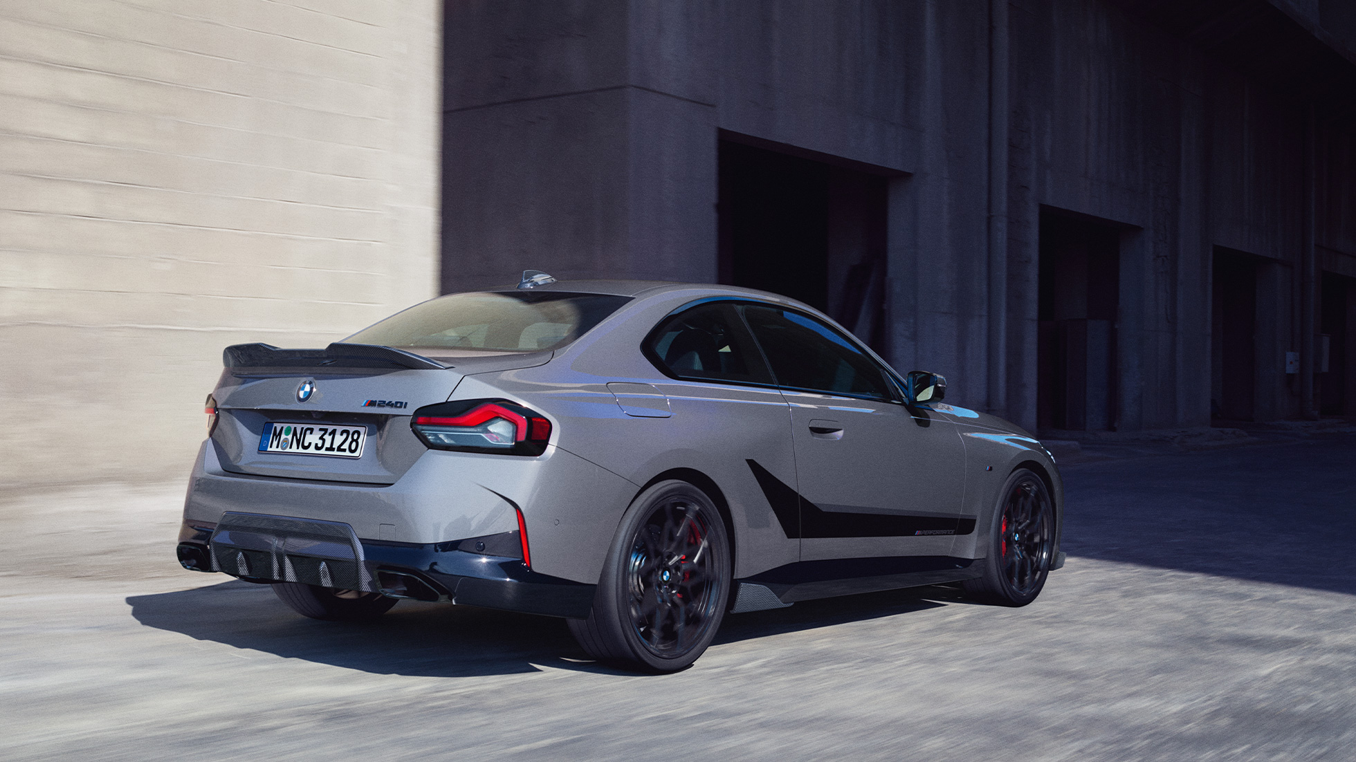 BMW 2 серії Coupé G42, вид ззаду в три чверті Аксесуари BMW M Performance на BMW 2 серії Coupé G42, вид ззаду в три чверті