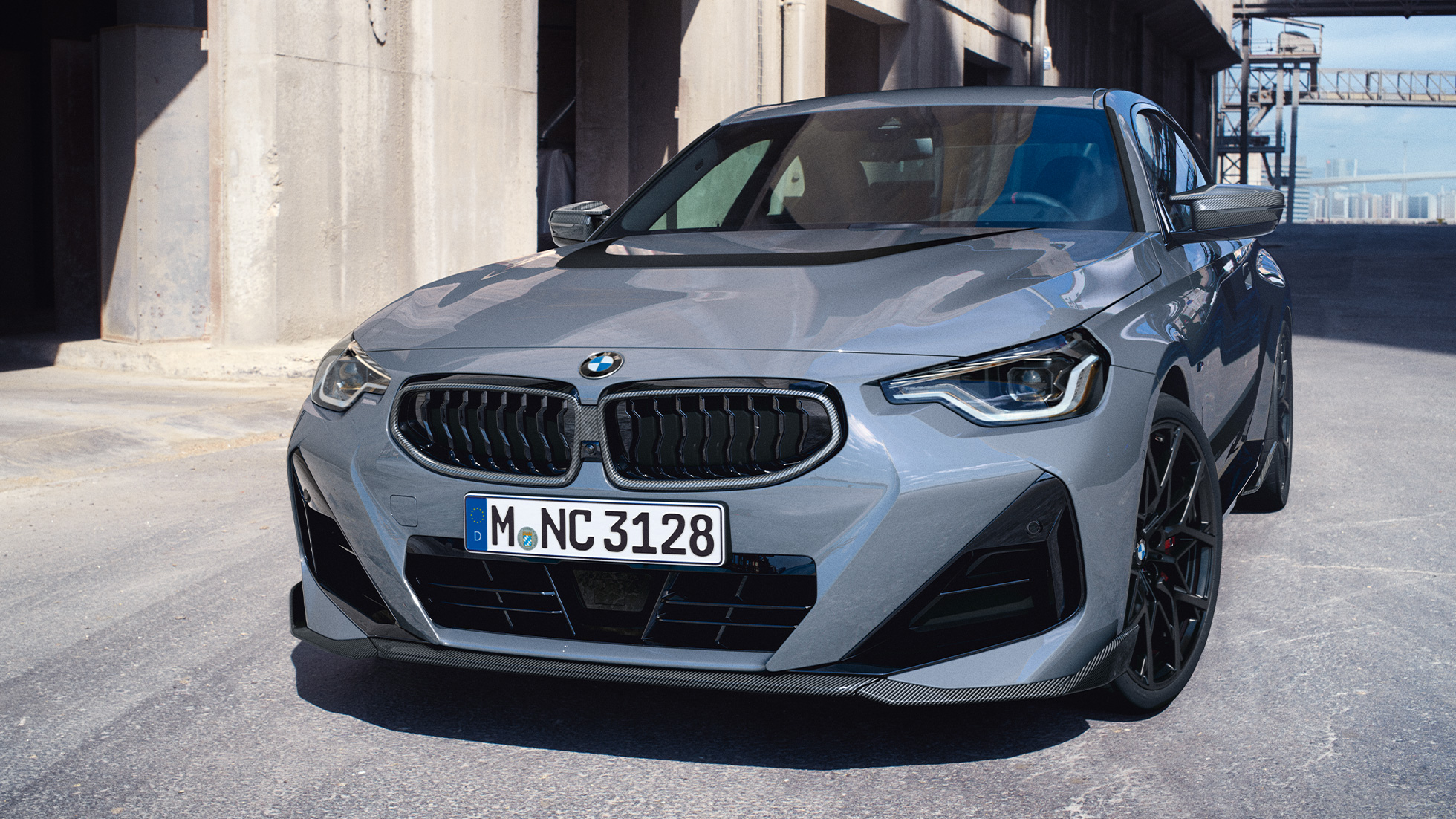 BMW 2 серії Coupé G42, передня частина в три чверті зблизька Аксесуари BMW M Performance на BMW 2 серії Coupé G42, передня частина в три чверті