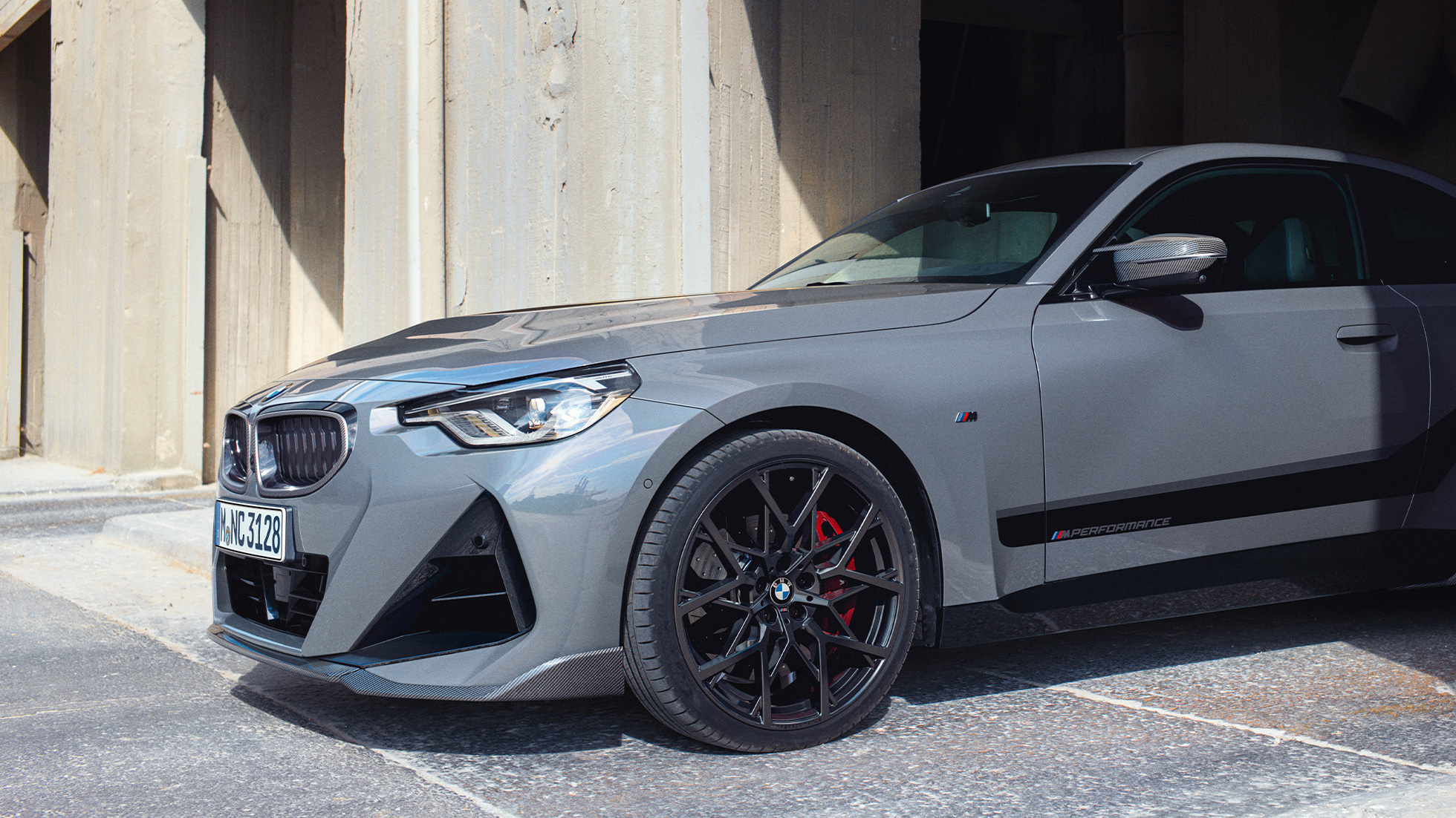 BMW 2 серії Coupé G42, вид збоку в три чверті зблизька Аксесуари BMW M Performance на BMW 2 серії Coupé G42, вид збоку в три чверті