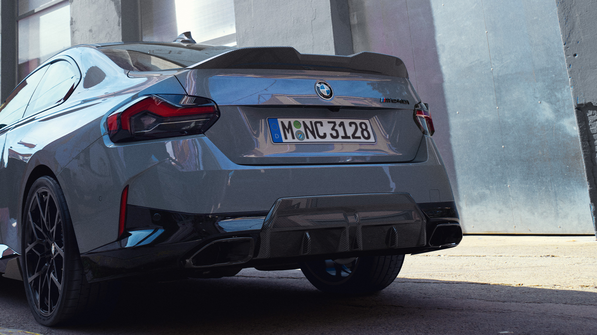 BMW 2 серії Coupé G42 вид ззаду зблизька Аксесуари BMW M Performance на BMW 2 серії Coupé G42, вид ззаду зблизька