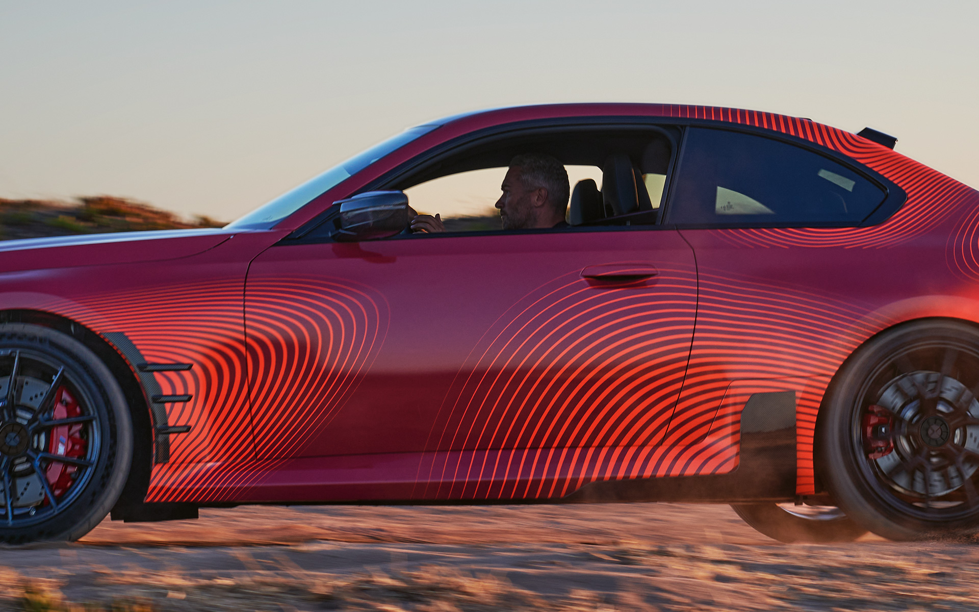 BMW M2 Coupé G87, Аксесуари BMW M Performance, вид спереду в три чверті в русі 