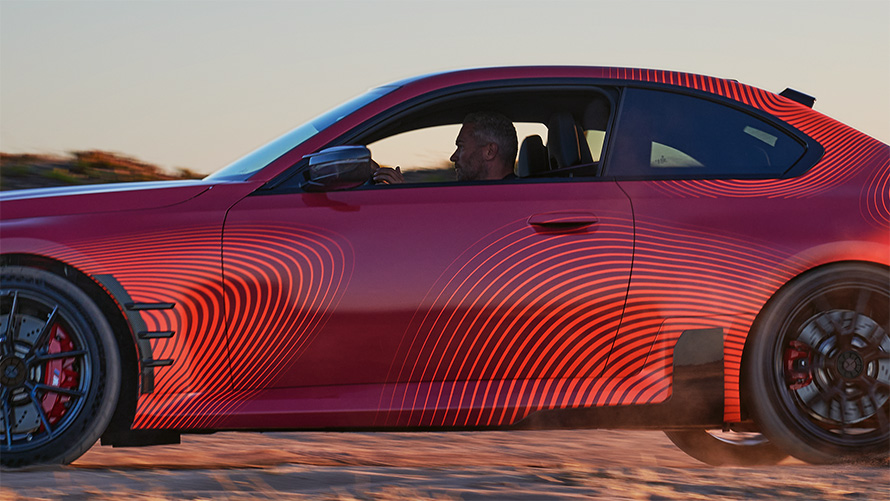 BMW M2 Coupé G87, Аксесуари BMW M Performance, вид спереду в три чверті в русі 