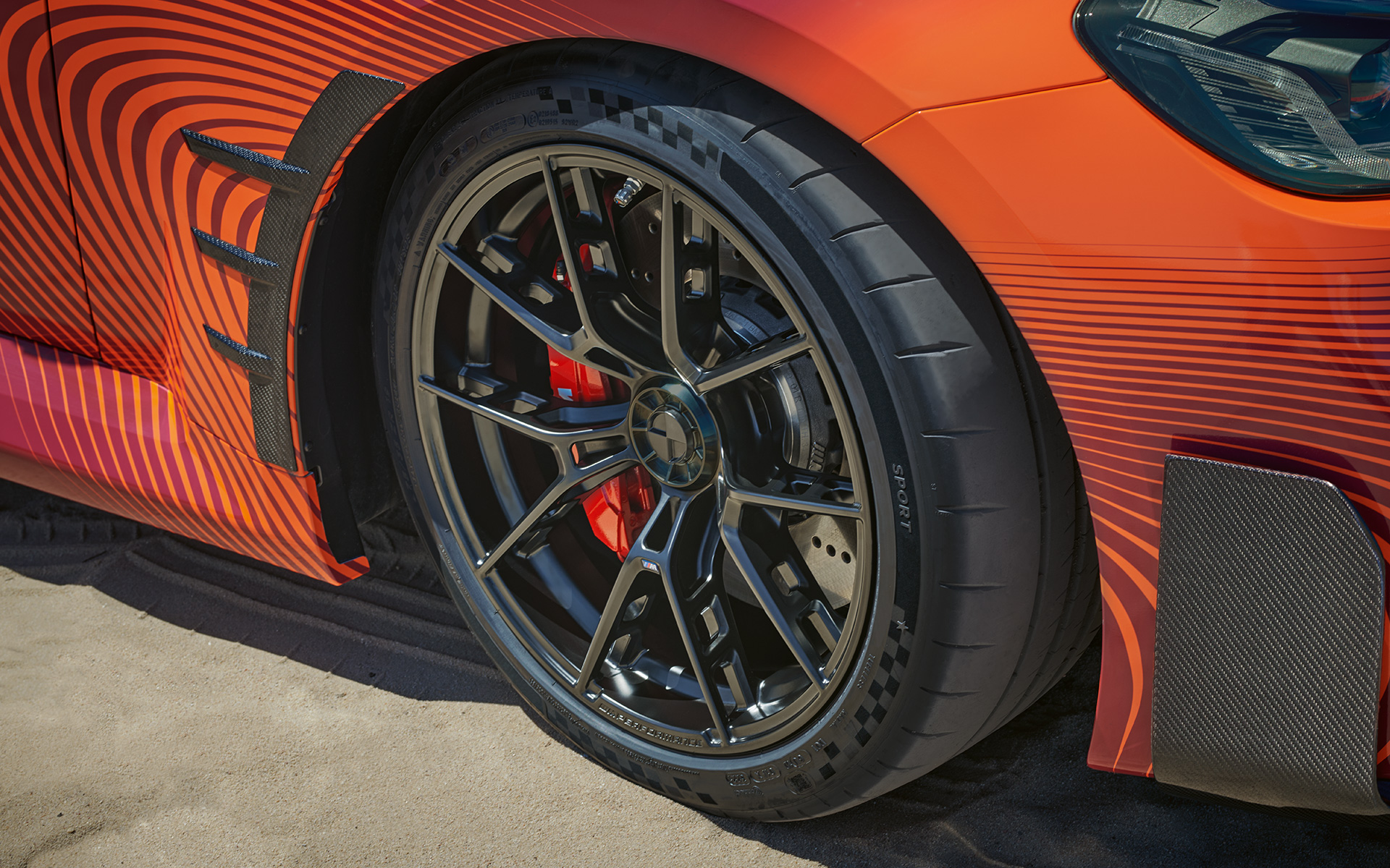BMW M2 Coupé G87, Аксесуари BMW M Performance, вид ззаду в три чверті на місці