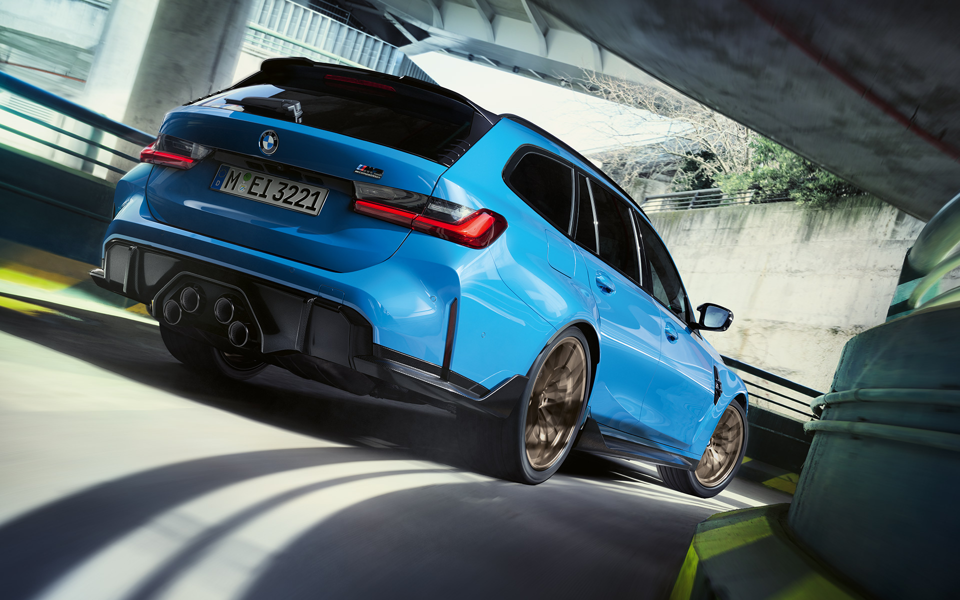 BMW M3 Touring G81, Аксесуари BMW M Performance, вид ззаду в три чверті в русі