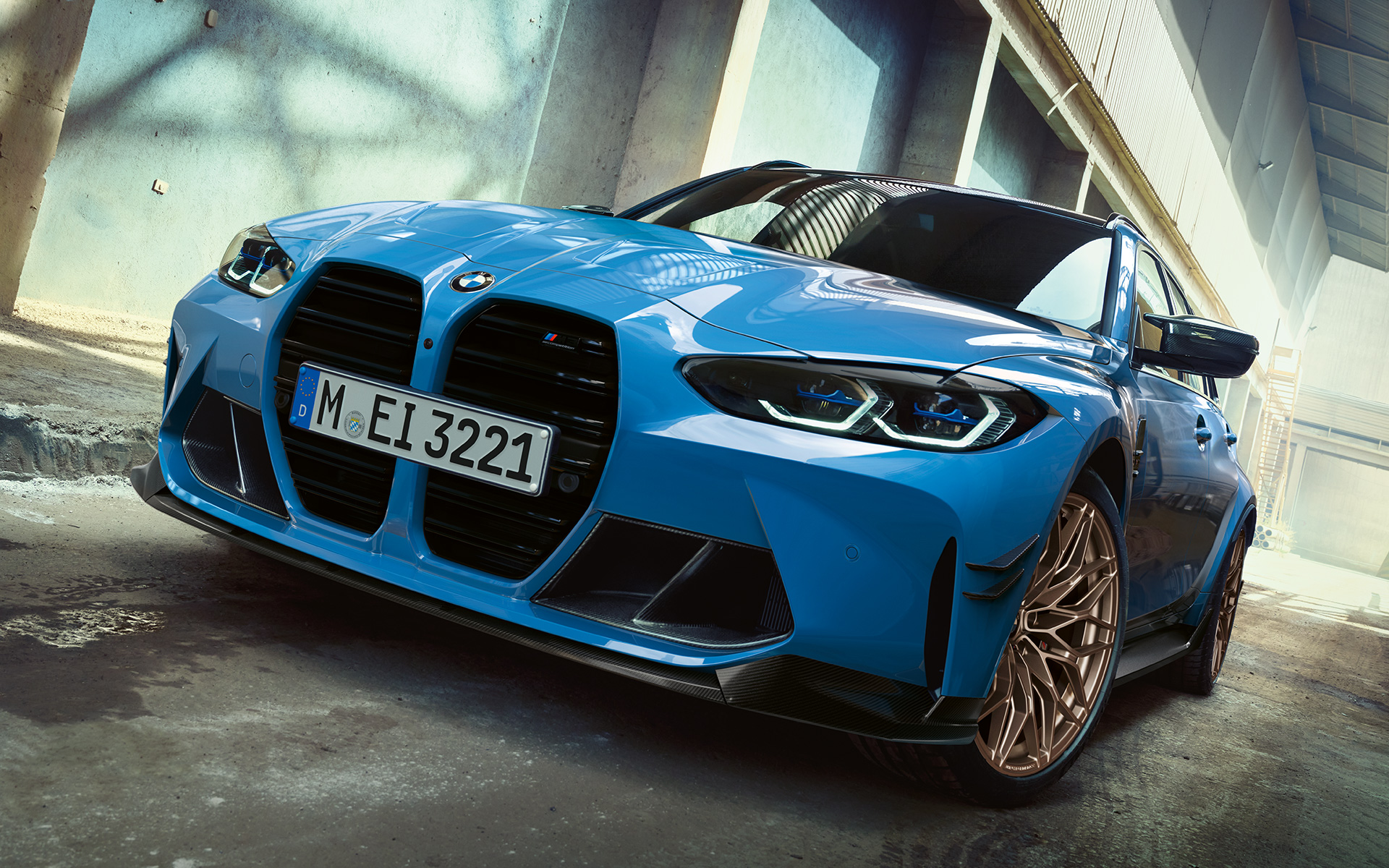 BMW M3 Touring G81, Аксесуари BMW M Performance, вид спереду в три чверті в русі