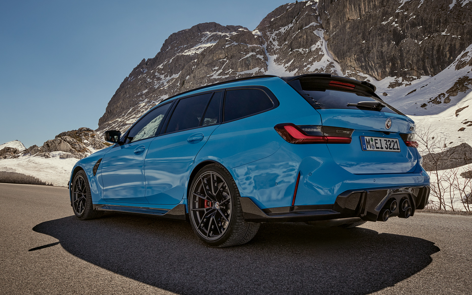 BMW M3 Touring G81, Аксесуари BMW M Performance, вид збоку в три чверті в русі перед гірським пейзажем