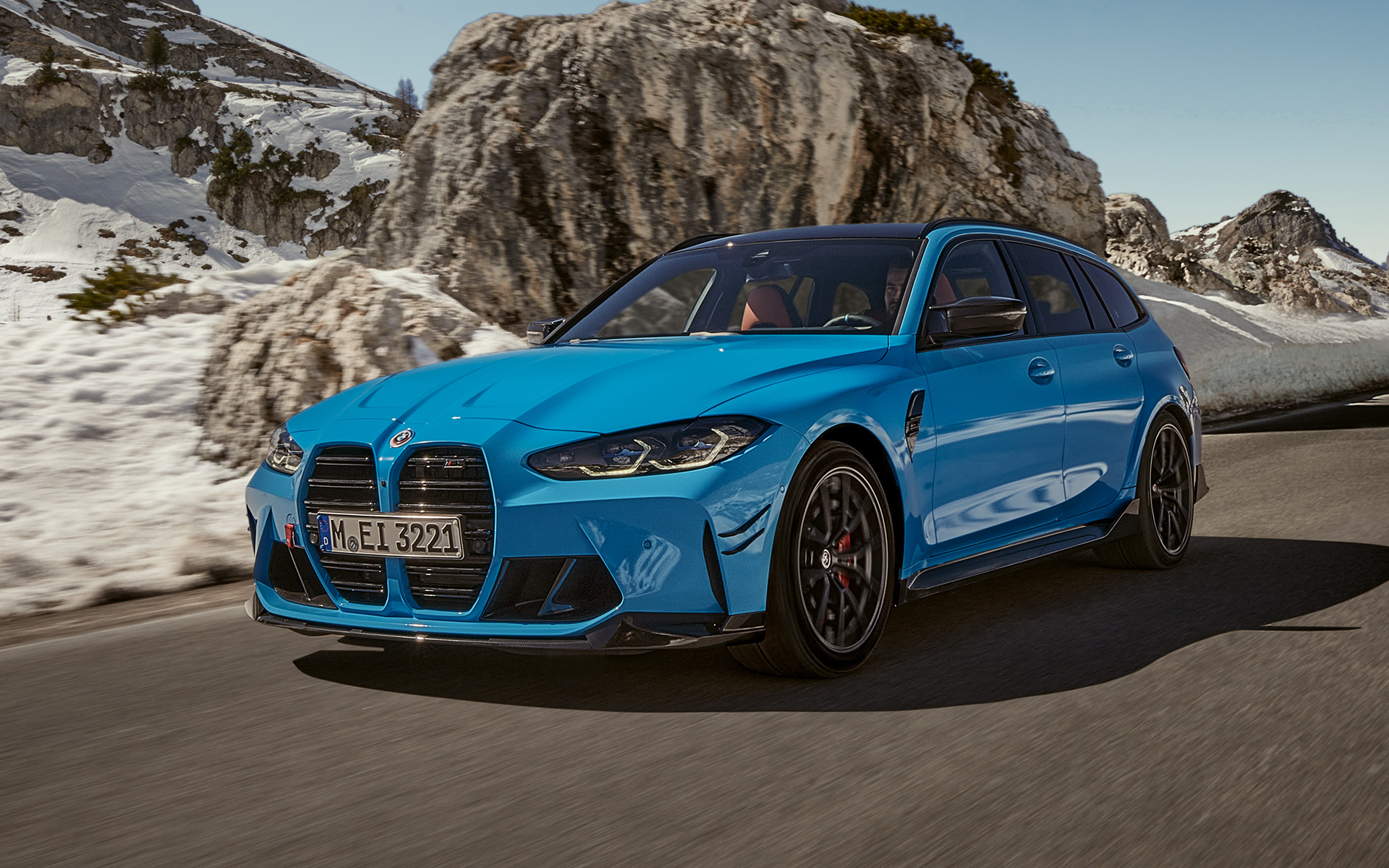 BMW M3 Touring G81, Аксесуари BMW M Performance, вид cпереду в три чверті в русі перед гірським пейзажем
