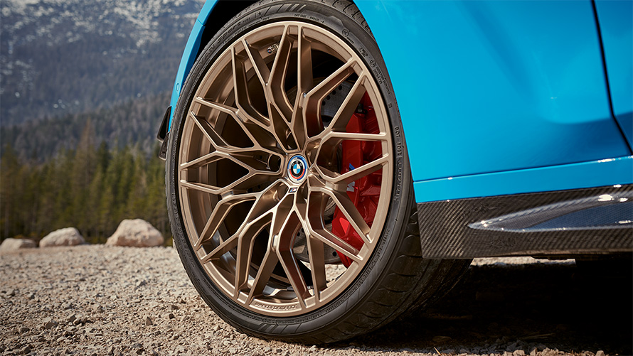 BMW M3 Touring G81 з аксесуарами BMW M Performance, колесо великим планом