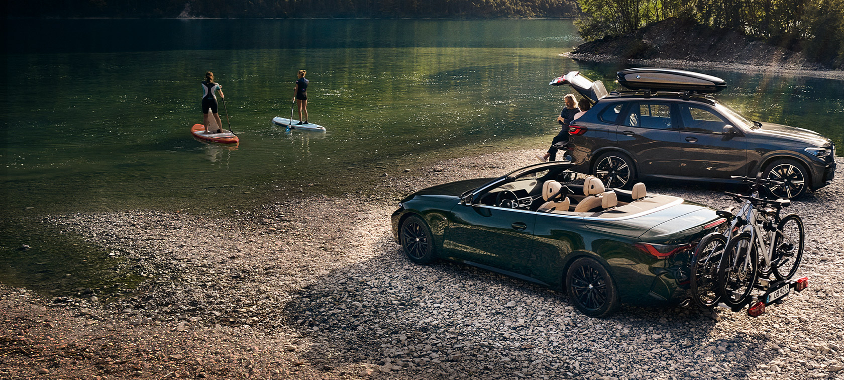 Автомобіль BMW біля озера з зеленим пейзажом Аксесуари BMW для весни та літа, автомобіль BMW біля озера з зеленим пейзажом