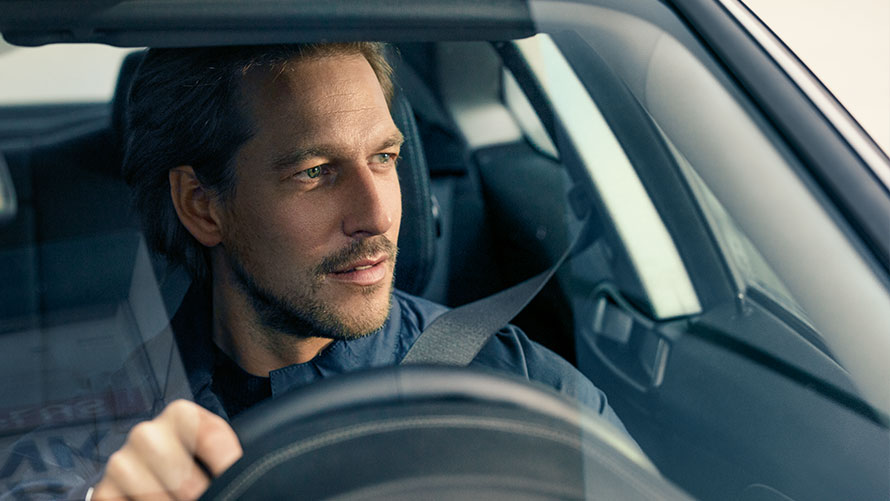 BMW Service Inclusive BMW Service Inclusive: чоловік за кермом BMW