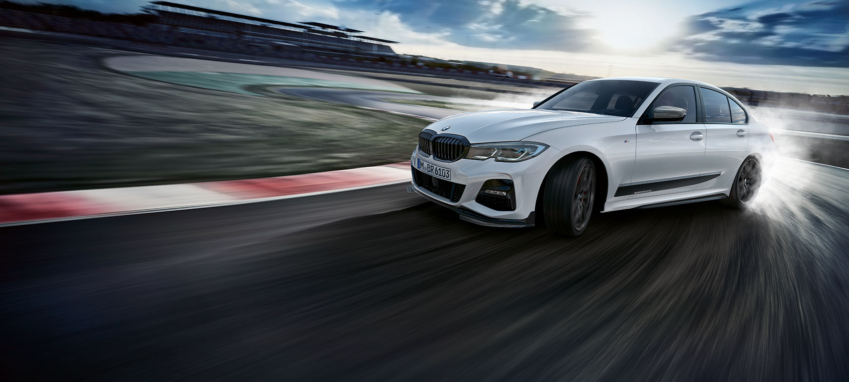 M Performance Parts M Performance Parts: білий BMW їде по гоночній трасі