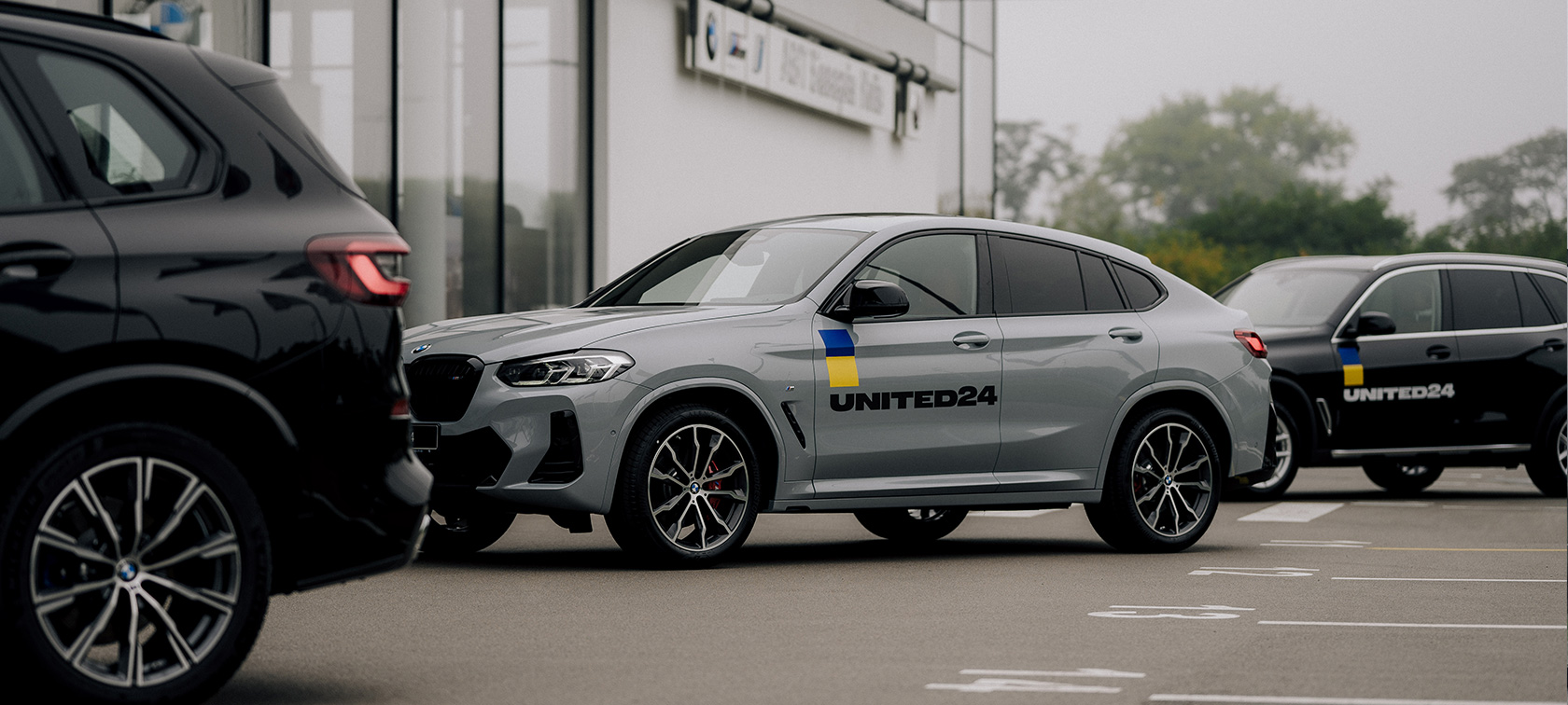 BMW iX1 U11 BEV 2022 у кольорі Mineral White metallic, вид спереду з поворотом у три чверті на гірському серпантині