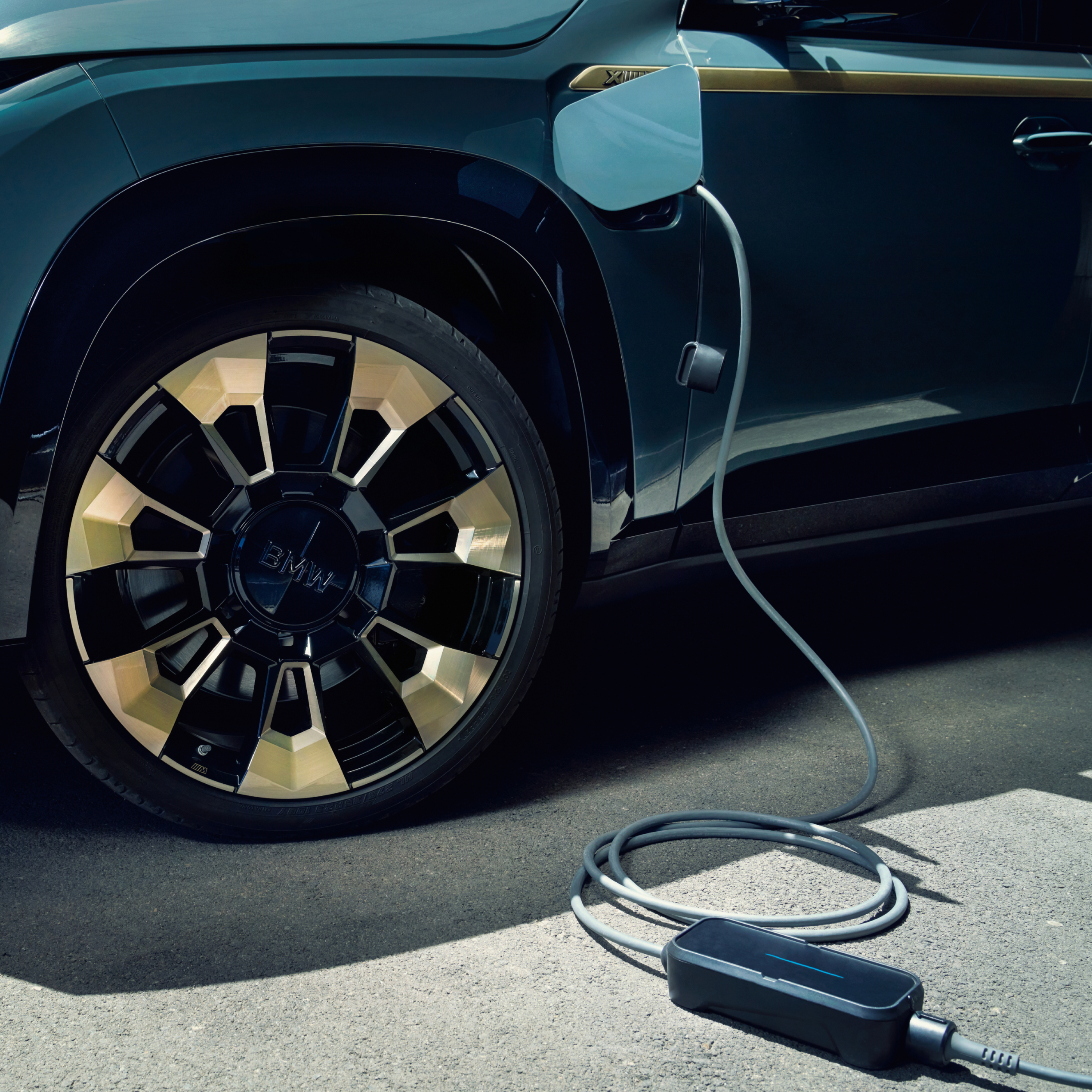 BMW Home Charging, BMW Wallbox Plus з G07, вид збоку