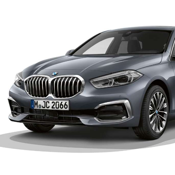 BMW 1 серії модель Luxury Line в Storm Bay металік, студійний знімок спереду з поворотом в три чверті.