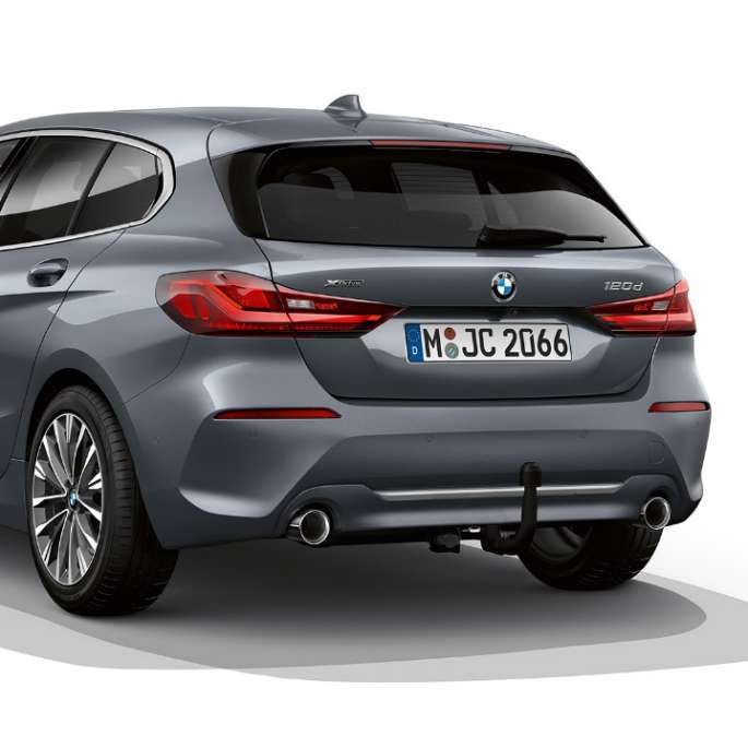 BMW 1 серії модель Luxury Line в Storm Bay металік, студійний знімок ззаду з поворотом в три чверті.